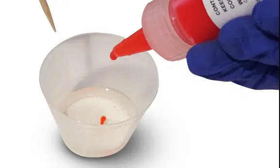 como colorir a resina epóxi transparente