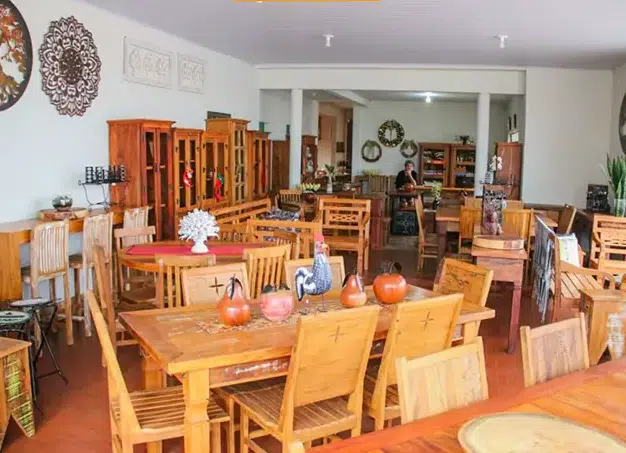 Mesa de Madeira e Resina