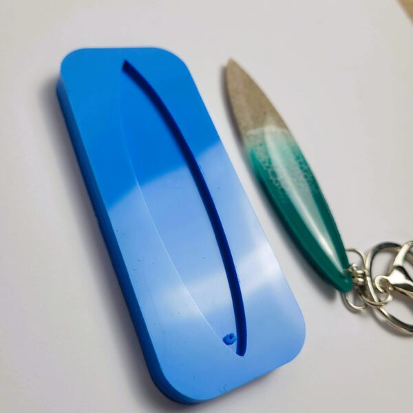 Molde de Silicone Prancha Gun para Chaveiros em Resina – 9 cm
